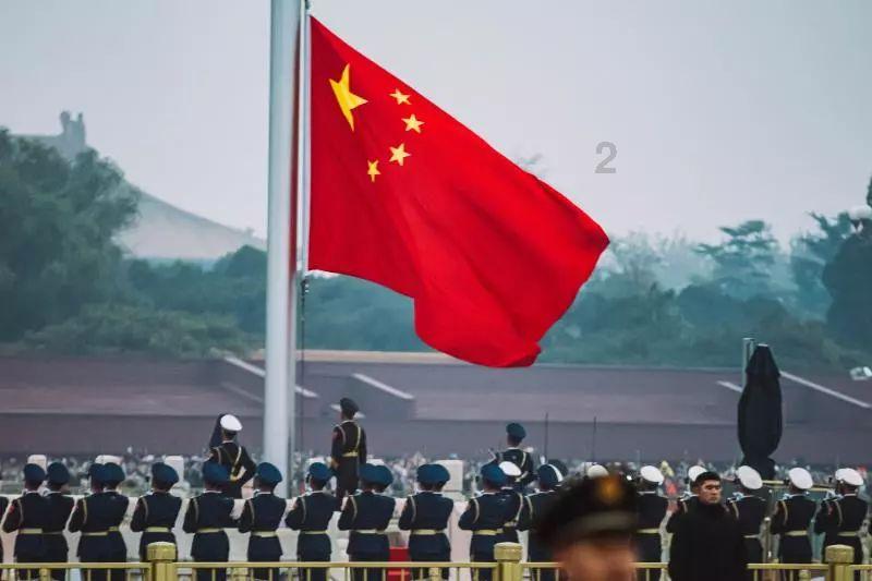 成龙参加芭莎慈善晚会，身上的衣服被拍卖的一件不剩，最终成交了多少钱？游戏画面