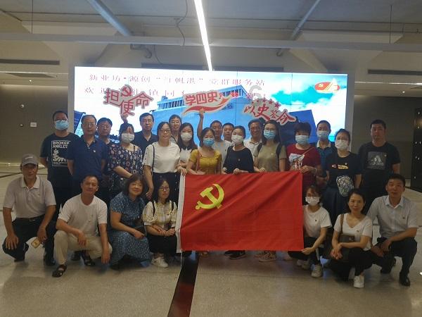 可爱女孩参加宴会